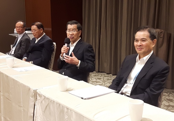 2016兩岸企業(yè)家峰會5日在金門登場，峰會臺灣方面理事長蕭萬長（右2）表示，盼望透過峰會這個平臺，在雙方競合中，尋找新的合作模式，以壯大臺商。圖片來源：臺“中央社”